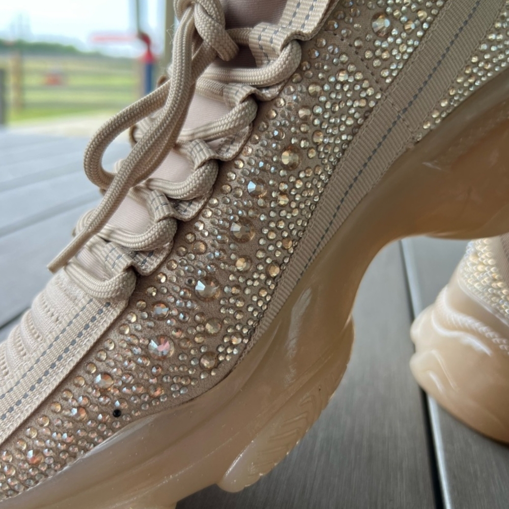 NIB STEVE MADDEN SM-NY90 ATHLETIC SHOES WITH CRYSTAL EMBELLISHMENTS. Size 8.5